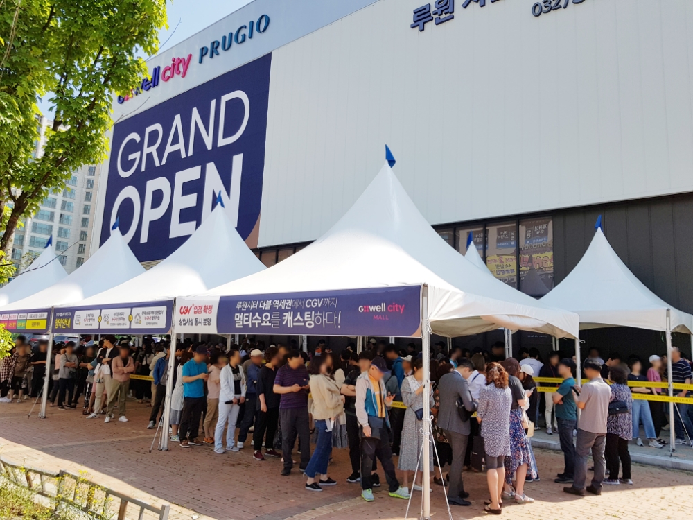 ‘루원 지웰시티 푸르지오’ 견본주택을 찾은 방문객 모습.(사진=리얼투데이)