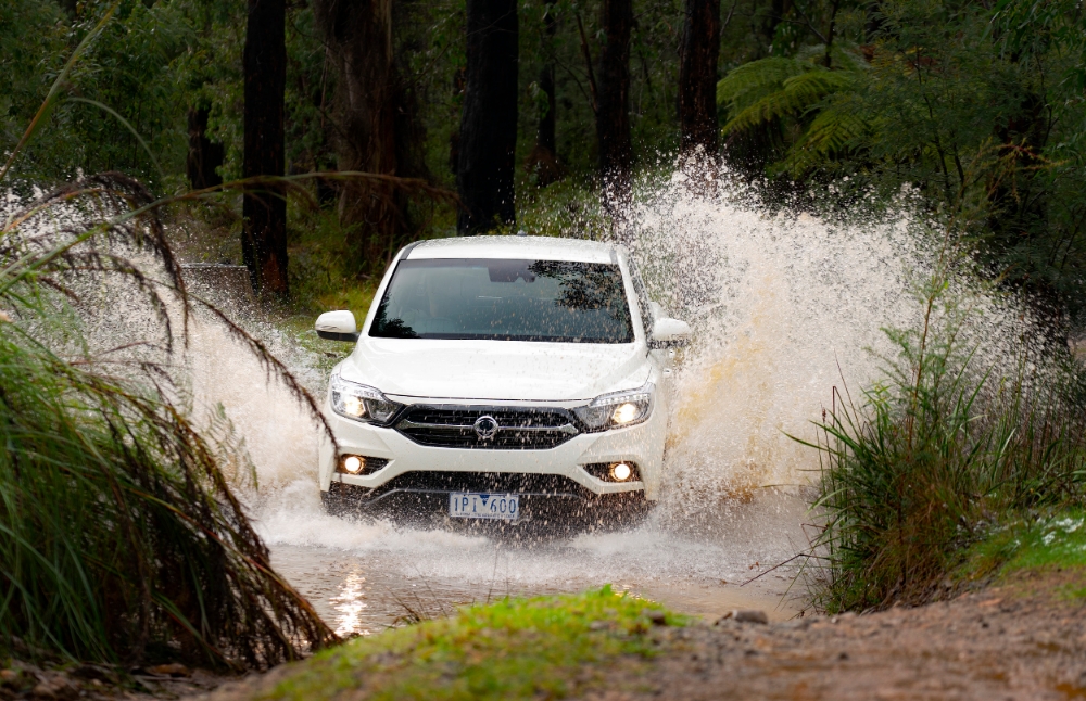 시승회에 참석한 기자들이 메리즈빌 숲속에서 렉스턴 스포츠 칸을 운전하고 있다.(사진=쌍용자동차)