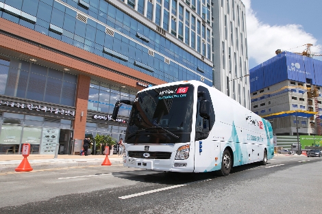 KT 5G 버스가 경기도 자율주행버스 제로셔틀과 경기기업성장센터와 아브뉴프랑 판교점 약 3km 구간을 왕복으로 주행하며, 5G 네트워크 기반의 106개 멀티미디어 방송채널 및 게임 등 다양한 콘텐츠 시연 행사를 진행하고 있는 모습. 사진=KT