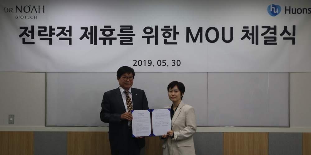 ▲ 30일 휴온스 판교 본사에서 AI기반의 신약개발 공동연구 협약식이 열렸다. 좌측 부터 휴온스 엄기안 대표, 닥터노아바이오텍㈜ 이지현 대표. (사진=휴온스)