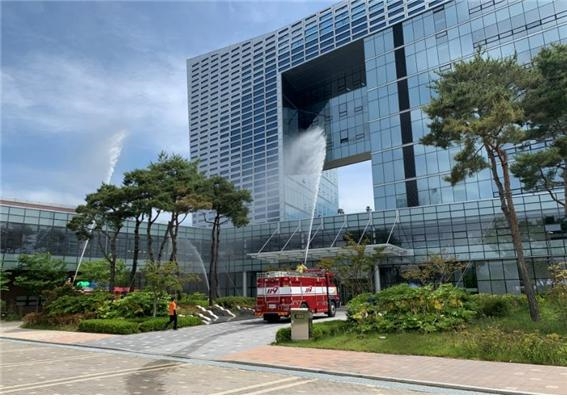 전력거래소(이사장 조영탁)는 지난달 28일 ‘2019년 을지태극연습’일환으로 전력거래소 자위소방대와 나주 빛가람119안전센터의 합동 소방훈련을 실시했다.(사진=전력거래소)