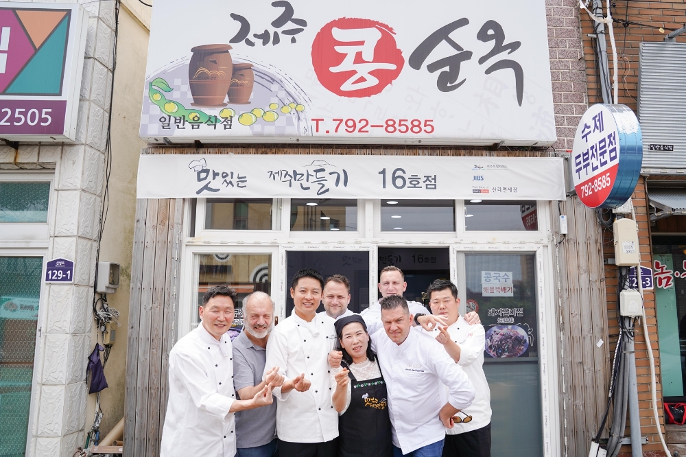 호텔신라 ‘맛있는 제주만들기’ 미쉐린 3스타 셰프 “제주 영세식당에 요리 비법 전수”