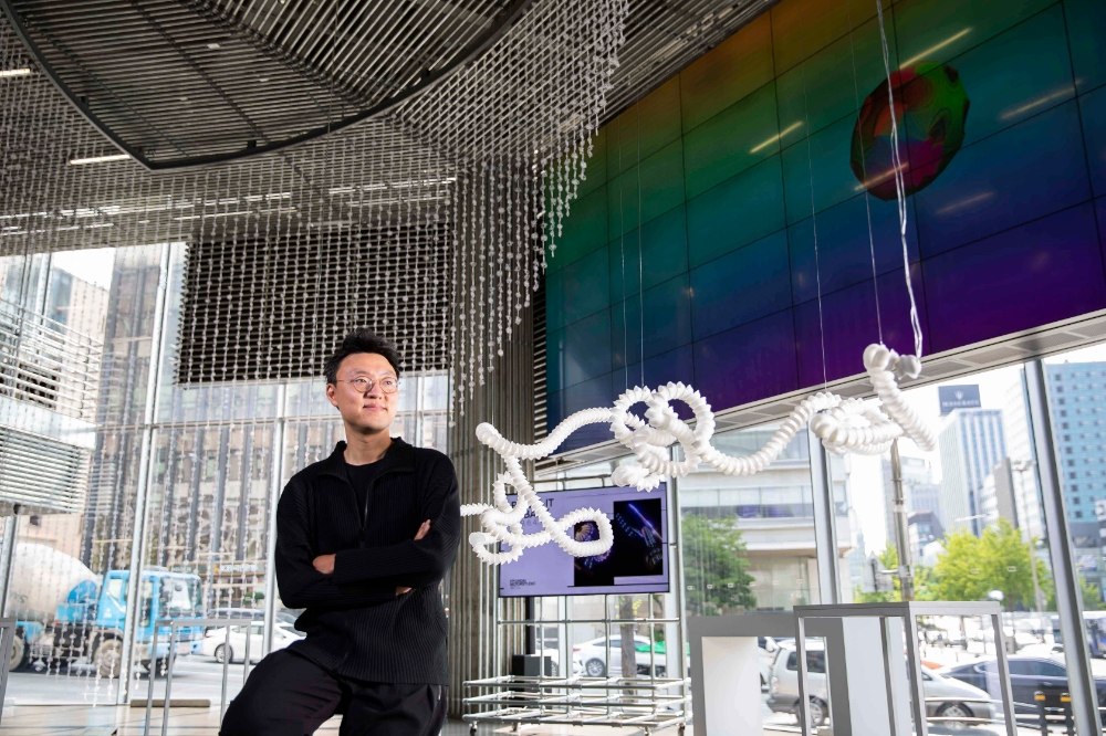 미디어 아티스트 박제성과 그의 설치 작품.(사진=현대자동차)