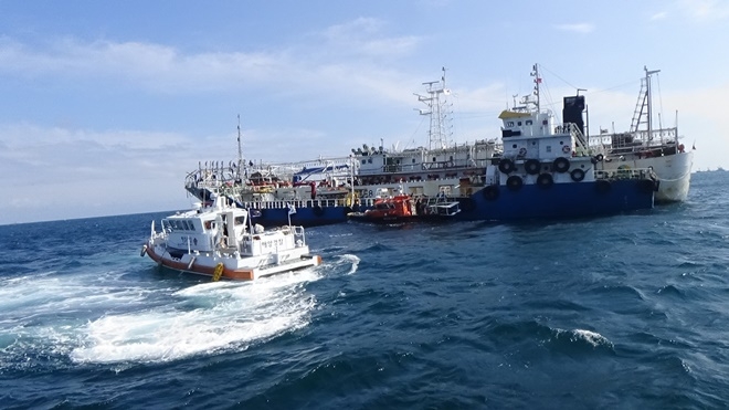 경비함정, 구조정이 사고현장에 접근하고 있다.(사진제공=부산해양경찰서)