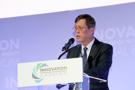 정재훈 한수원 사장이 10일 글로벌포럼에서 개회연설을 하고 있는 모습. 사진=한국수력원자력