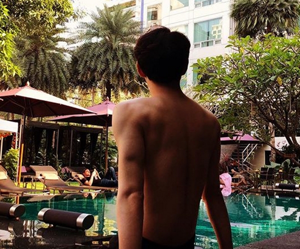 신재하, 화가 난 듯한...등근육 '굴곡진라인'