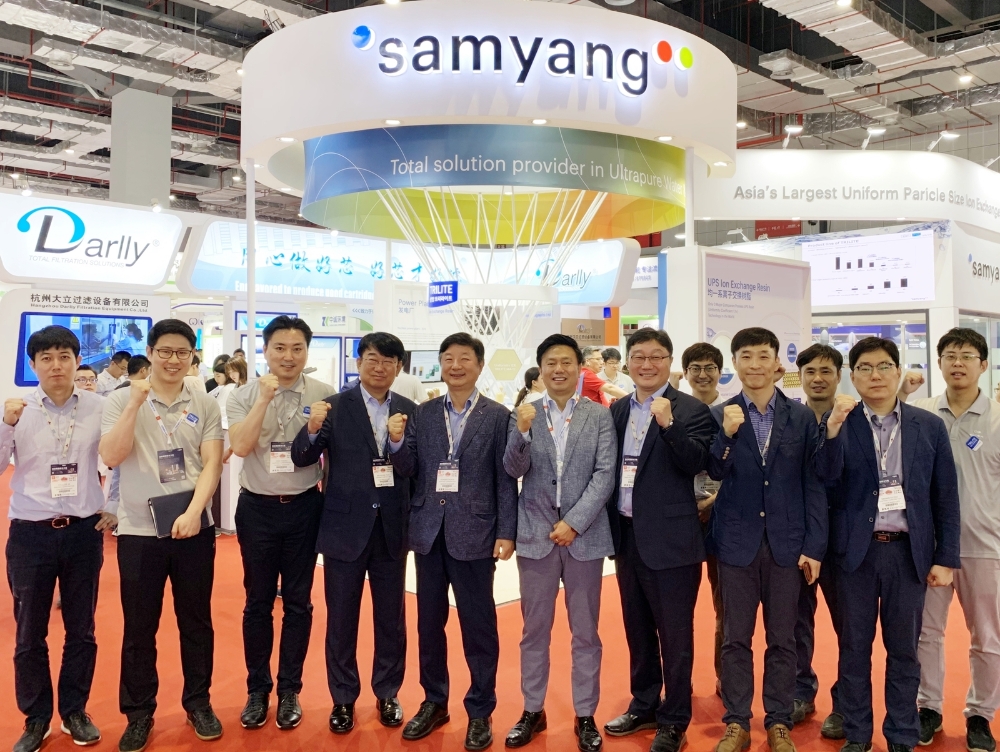삼양사 박순철 부사장(좌측에서 다섯번째)은 3일부터 5일까지 중국 상하이에서 열린 수처리 산업 전시회 ‘아쿠아텍 차이나 2019’ 현장을 방문했다. (사진=삼양사)