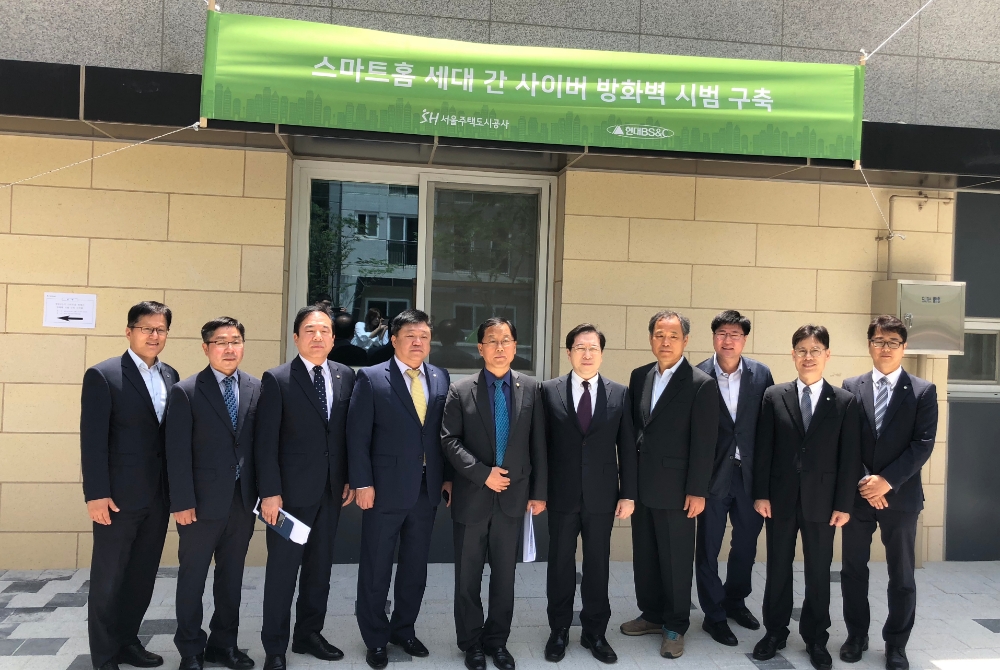 노영주 현대BS&C 대표이사(사진 왼쪽에서 네번째), 김세용 SH공사 사장(사진 왼쪽에서 여섯번째).(사진=현대BS&C)