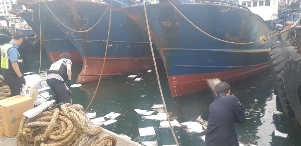 방제작업을 하고 있다.(사진제공=부산해양경찰서)