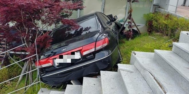 엑셀을 브레이크로 잘못 밟은 사고차량.(사진제공=부산경찰청)