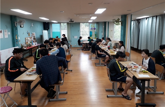 보호위원들이 준비한 식사를 함께하며 이야기 꽃을 피우고 있다.(사진제공=서울소년분류심사원)