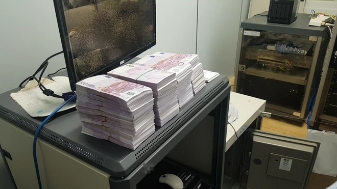 국내로 밀반입해 숨겨두었던 유로화(한화 20억원 상당).(사진제공=부산본부세관)