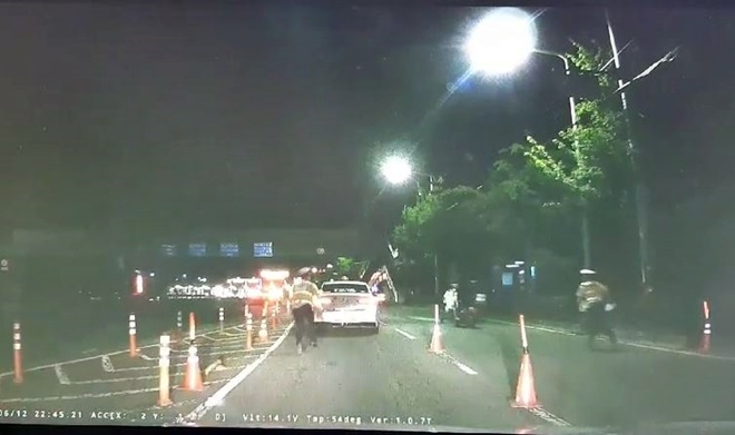 오토바이 음주운전자가 단속경찰을 충격.(사진제공=부산경찰청)