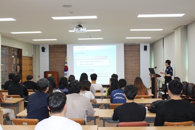 수성대학교 학생들이 동영상을 시청하고 있다.(사진제공=대구구치소)