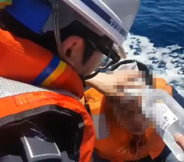 해경구급대원이 응급환자를 식염수로 조치하고 있다.(사진제공=울산해양경찰서)