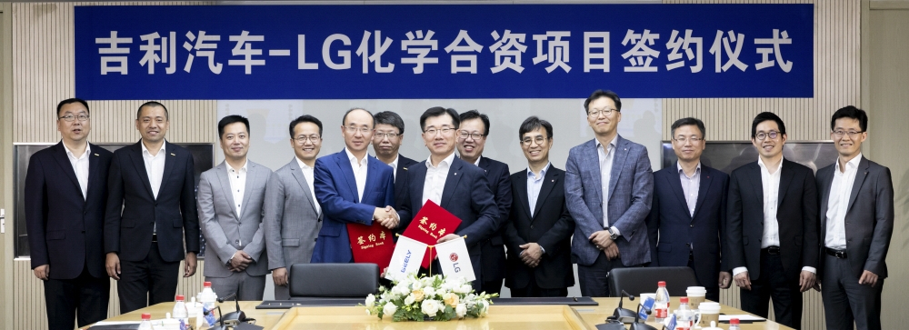 지리 자동차 펑칭펑 부총재(왼쪽)와 LG화학 김종현 사장(오른쪽)이 전기차 배터리 합작법인 계약 체결 후 악수를 나누고 있다. (사진=LG화학)