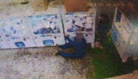 인형뽑기방서 절도장면.(사진제공=부산경찰청)