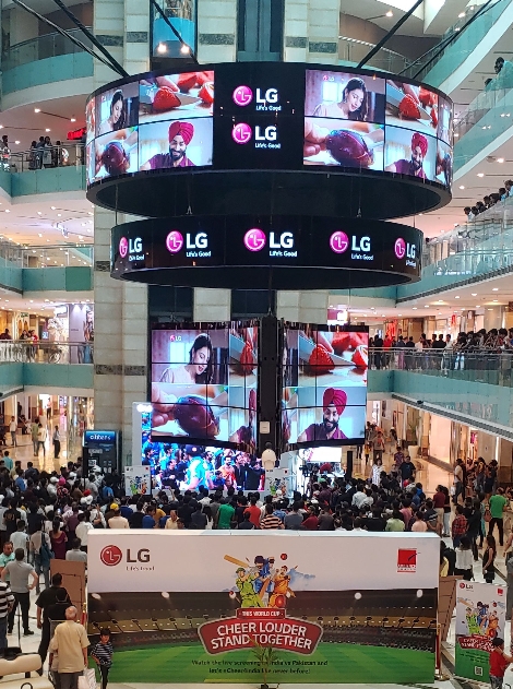 현지시간 16일 인도 델리 최대 쇼핑몰인 '엠비언스몰'에서 LG전자가 마련한 '크리켓 월드컵 2019' 인도-파키스탄 전 응원 행사에 인도 시민들이 참여해 응원을 하고 있다. 사진=LG전자