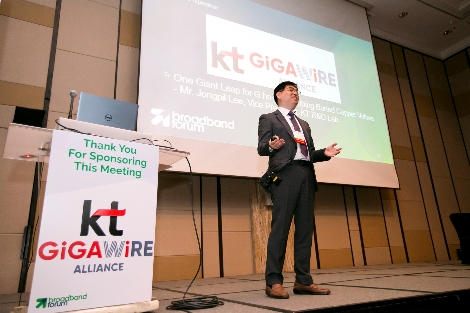KT의 Infra 연구소 가입자망기술담당 이종필 상무가 브로드밴드포럼(Broadband Forum) 기조연설에서 ‘G.hn의 거대한 도약 – 기가와이어 기술을 통한 동선 가치의 재발견’을 주제로 발표하고 있다. 사진=KT