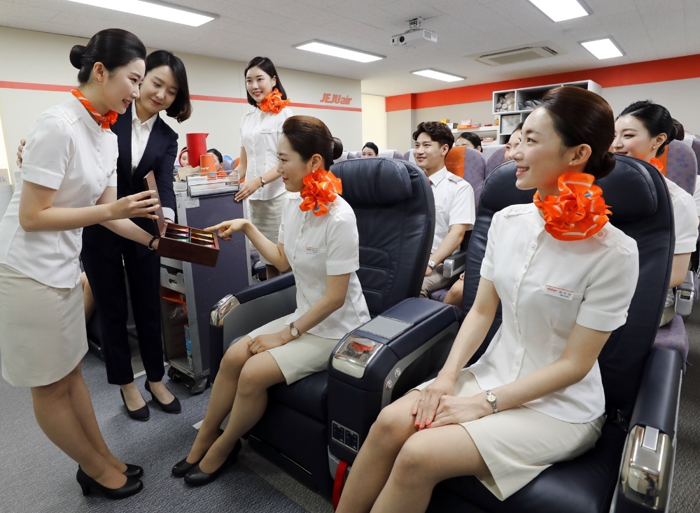 18일 부천시 제주항공 객실훈련센터에서 신규입사해 교육중인 승무원 20명이 제주항공 뉴클래스에 제공하는 허브차 서비스 교육을 받고 있다. (사진=제주항공)
