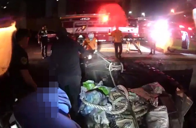 익수자를 구조해 이송하고 있다.(사진제공=부산해양경찰서)