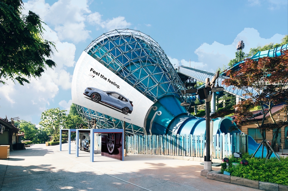 현대자동차 고성능 브랜드 N을 체험할 수 있는 'N Blue Circuit in 캐리비안베이'로 꾸며진 캐리비안베이 인기 슬라이드 '메가스톰'의 모습.(사진=현대자동차)