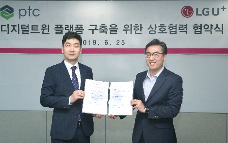 LG유플러스 이해성 미래기술개발그룹장(상무)(오른쪽)과 PTC코리아 김상건 지역영업총괄(전무)(왼쪽)이 업무협약서에 서명 후 기념촬영을 하고 있다. 사진=LG유플러스
