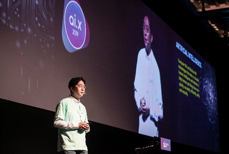 김윤 SK텔레콤 AI센터장이 'ai.x 2019' 컨퍼런스의 시작을 알리는 기조연설을 하고 있다. 사진=SK텔레콤
