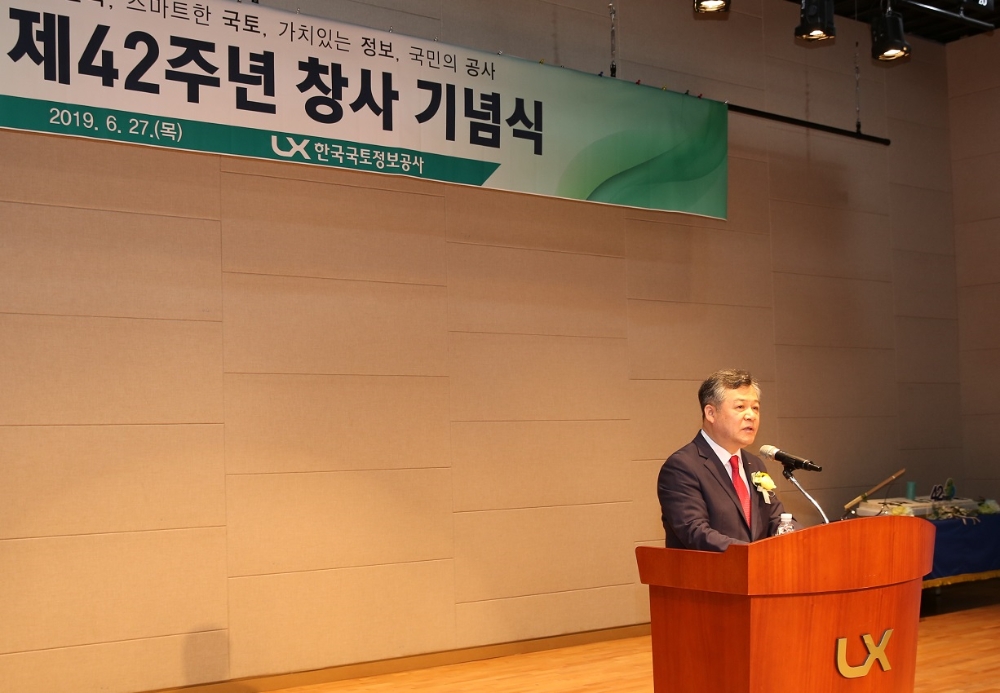 LX 제42주년 창사 기념식이 27일 전주 본사에서 개최된 가운데 최창학 사장이 기념사를 밝히고 있다.(사진=LX)