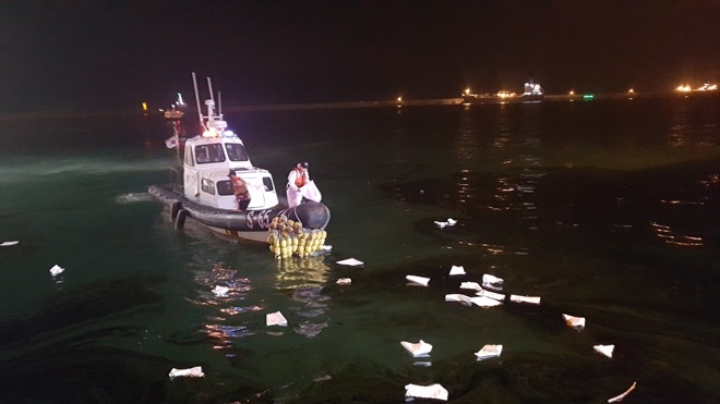 진하해경파출소 연안구조정에서 방제작업을 벌이고 있다.(사진제공=울산해양경찰서)