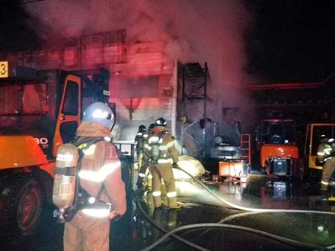 중고지게차 수리판매업체 보관창소에서 난 불을 진화하고 있다.(사진제공=부산강서소방서)