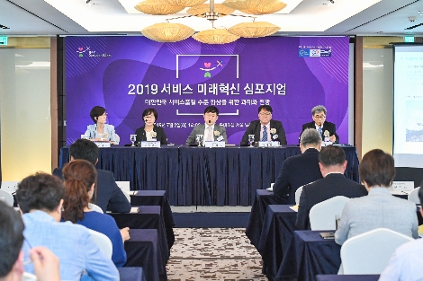 2일 롯데호텔서울에서 개최된 서비스 미래혁신 심포지엄에서 참가자들이 토론하고 있다. 오른쪽부터 서울대학교 이유재 교수, 삼성서울병원 김덕경 교수, 서울성모병원 김용식 병원장, 건강보험심사평가원 강희정 이사, 경기대학교 서자원 교수. 사진=한국표준협회