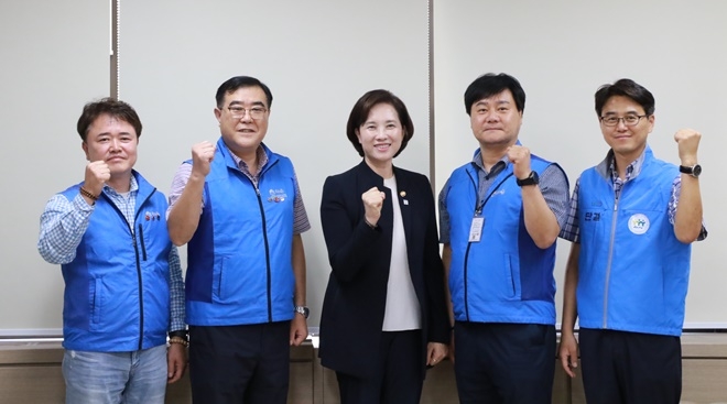 (사진왼쪽부터) 김인석 교육청노조 사무총장, 편경천 부산교육노조위원장, 유은혜장관, 오재형 교육청노조 위원장, 한상호 대전교육노조 위원장.(사진제공=대한민국공무원노동조합총연맹)