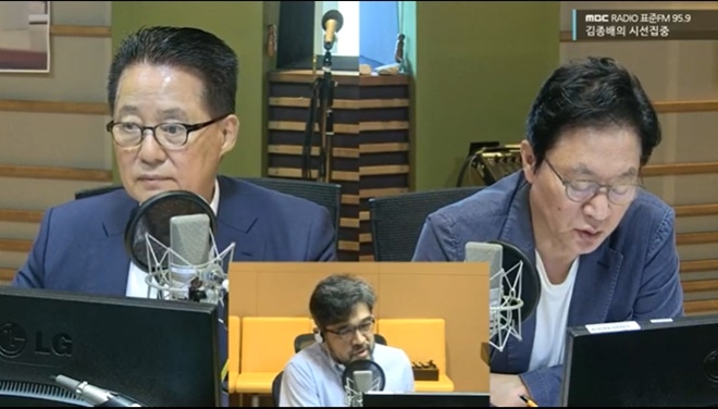 김종배의 색다른 시선에 출연하고 있는 박지원 전 대표.(사진=박지원 트위터)