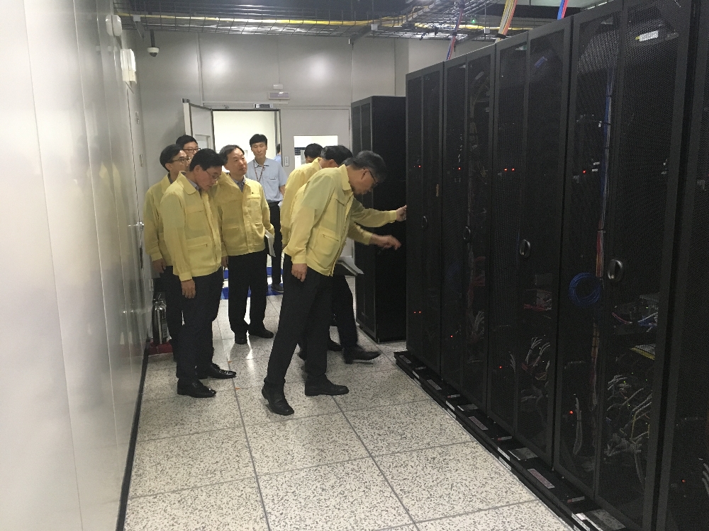 전력거래소(이사장 조영탁)는 지난 3일 기관장 주관으로 재난 및 안전사고 예방을 위한 안전점검을 실시하고 관련 부서장 및 용역업체 관계자들과 간담회를 개최했다.