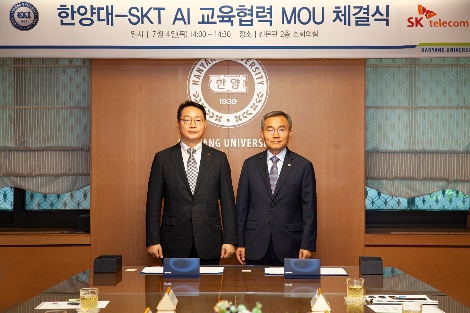 4일 서울 성동구 한양대학교 총장실에서 SK텔레콤 문연회 기업문화센터장(왼쪽)과 한양대학교 김우승 총장이 기념 사진을 촬영하고 있는 모습. 사진=SK텔레콤