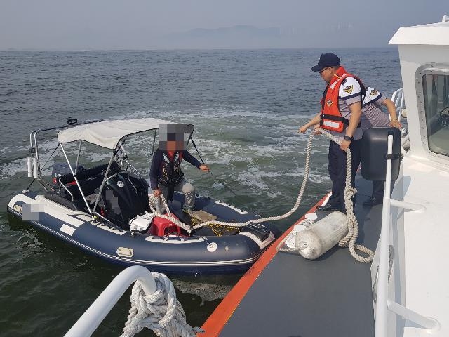 고무보트를 구조하고 있다.(사진제공=부산해양경찰서)