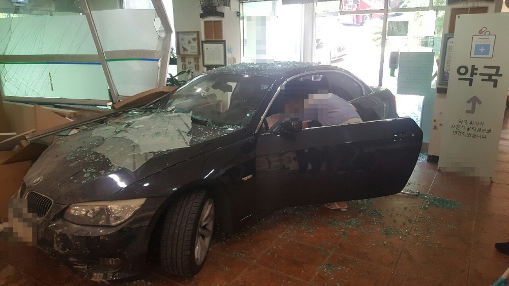 병원로비 돌진 사고현장.(사진제공=부산경찰청)