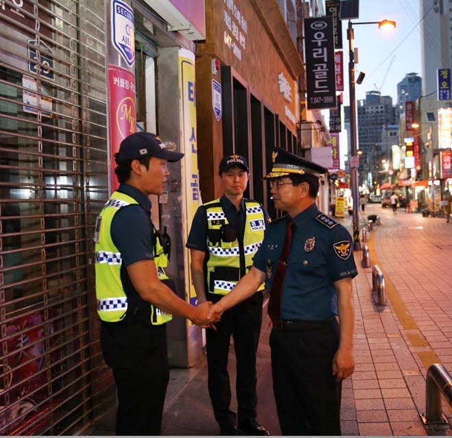김창룡 부산경찰청장이 치안현장 직원들을 격려하고 있다.(사진제공=부산경찰청)