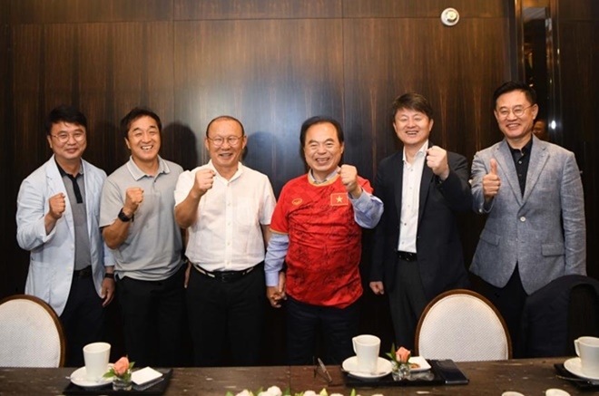 오거돈 부산시장(사진우측 세번째)이 서면롯데호텔에서 박항서 감독(사진왼쪽 세번째)을 만나 환담을 나우고 기념촬영.(사진제공=부산시)