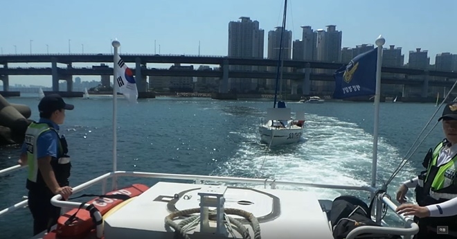 해경이 기관고장 요트를 예인하고 있다.(사진제공=부산해양경찰서)