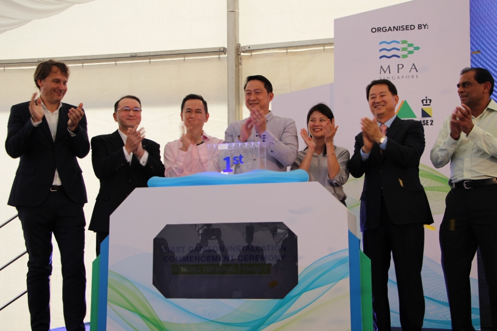 현대건설 토목사업본부장 박찬수 전무(오른쪽에서 두 번째), 해운항만청(MPA) 최고경영자 Ms. Quah Ley Hoon(오른쪽에서 세 번째), 싱가포르 교통부 수석관료 Dr. Lam Pin Min(오른쪽에서 네 번째) 등 주요 관계자들이 기념촬영을 하고 있다.(사진=현대건설)