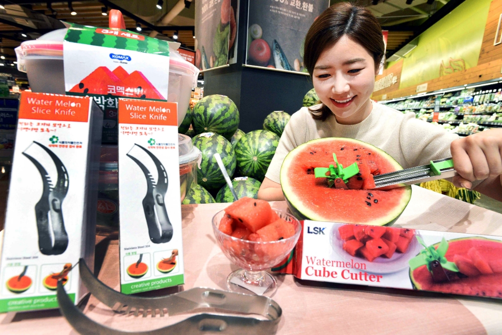 홈플러스 "‘SNS 화제템’으로 간편하게 수박 손질하세요"
