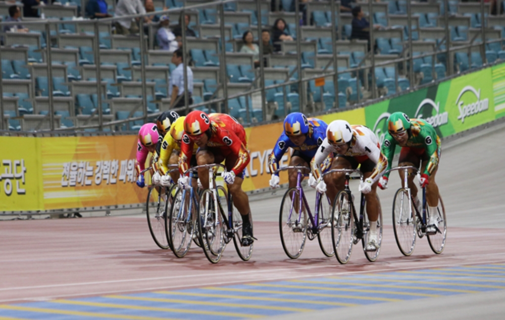 지난 6월말 2019 국민체육진흥공단 이사장배 경륜 왕중왕전 결승 경주에서 황인혁(빨간색)과 선수들이 역주하고 있다.(사진=국민체육진흥공단)