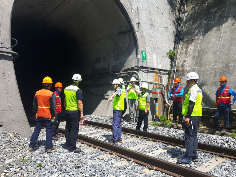 터널 침수 취약 개소 점검 모습.(사진=코레일)