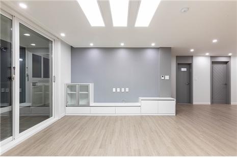 집안 전체의 느낌을 주도하는 모던한 거실 / 홈테리