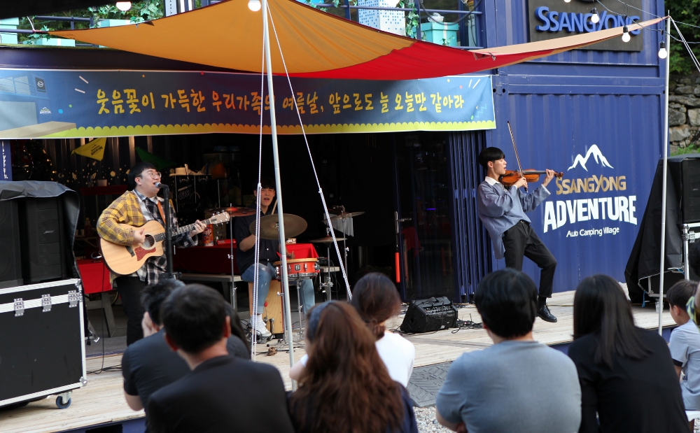 밴드경연 프로그램 슈퍼밴드에서 큰 인기를 얻은 가능동밴드가 시원한 바이올린연주를 들려 주고 있다.(사진=쌍용자동차)