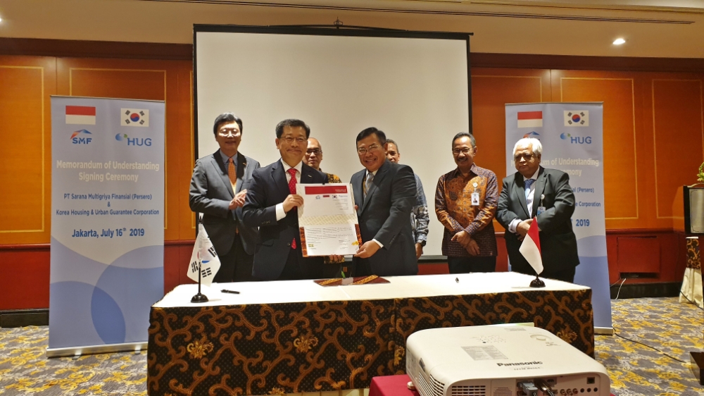 이재광 HUG 사장(왼쪽)과 아난타 위요고 SMF 사장(오른쪽)이 기념촬영을 하고 있다.(사진=HUG)