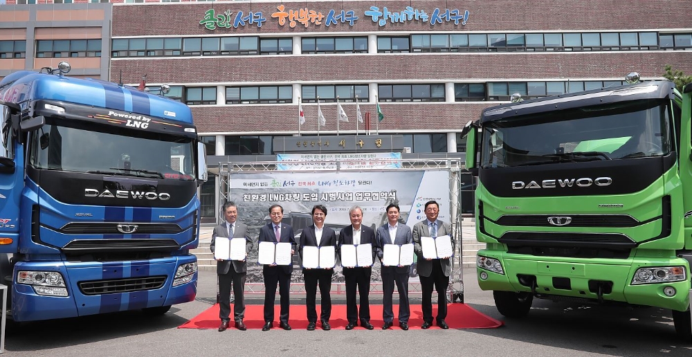 한국가스공사(사장 채희봉)는 19일 인천에서 서구청 등 5개 유관기관과 LNG 청소차·믹서트럭 개발 및 보급을 위한 '수도권 매립지 쓰레기운반차 등 친환경 LNG 차량 도입 시범사업' 협약을 체결했다고 밝혔다.(사진=한국가스공사)