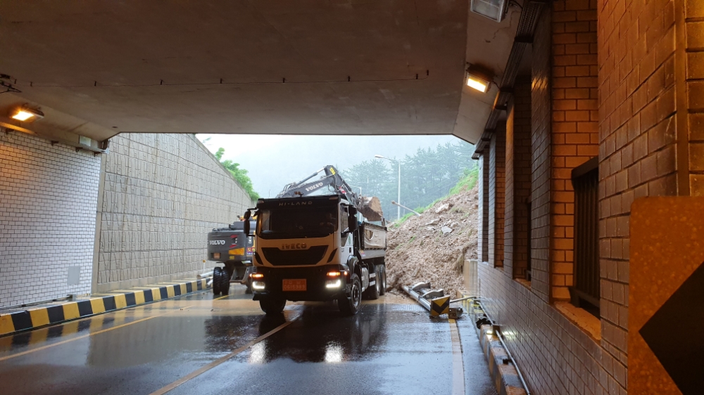 아주지하차도 출구부 토사가 흘러내려 긴급복구중.(사진제공=거제시)